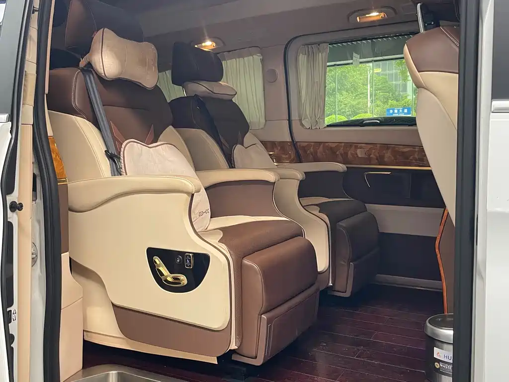 Mercedes-Benz V-Class 2017 — фото 11