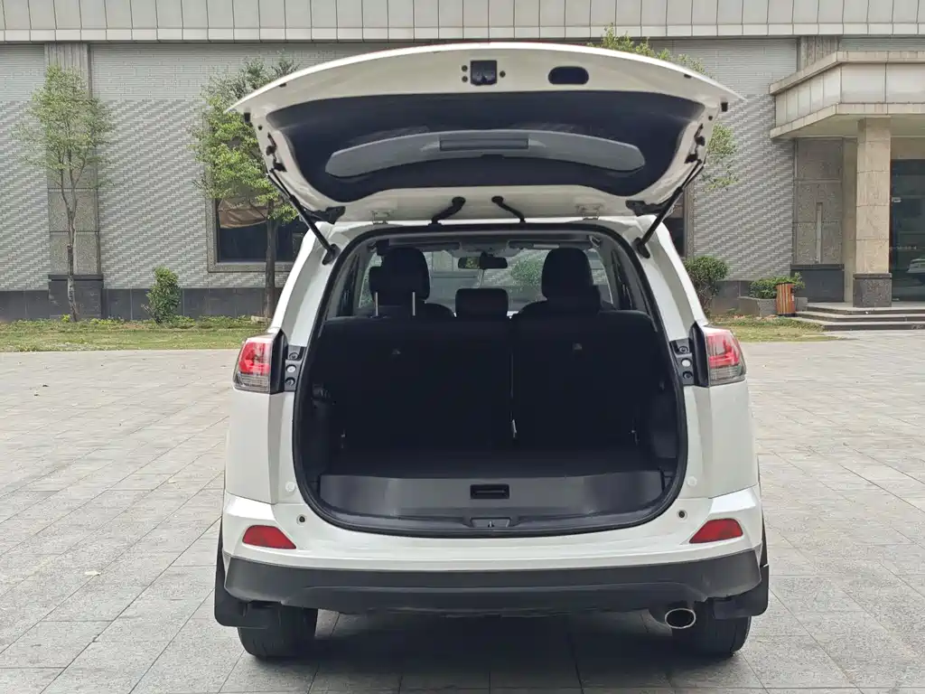 Toyota RAV4 2017 — фото 23