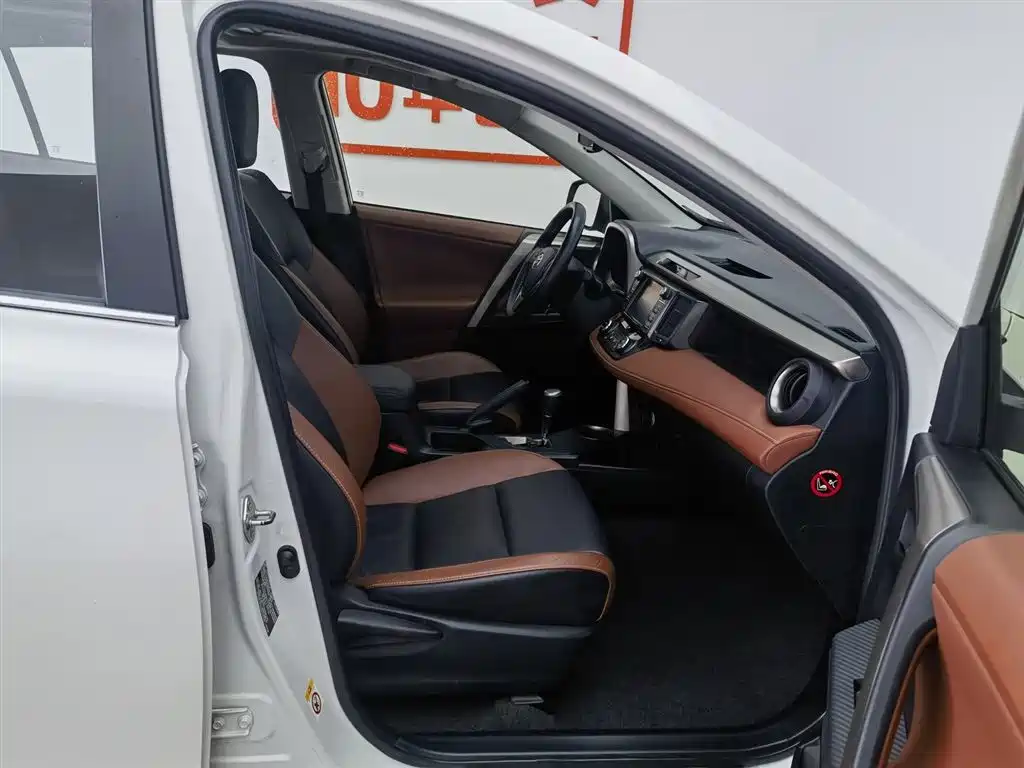 Toyota RAV4 2015 — фото 23
