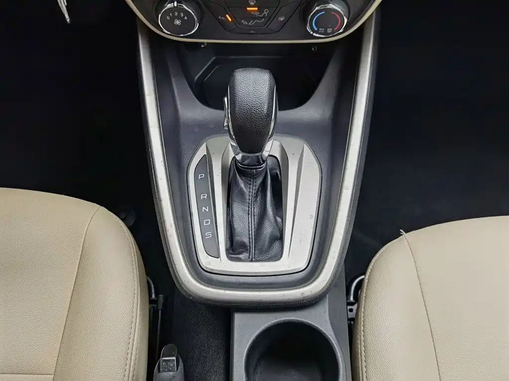 Ford Escort 2015 — фото 13