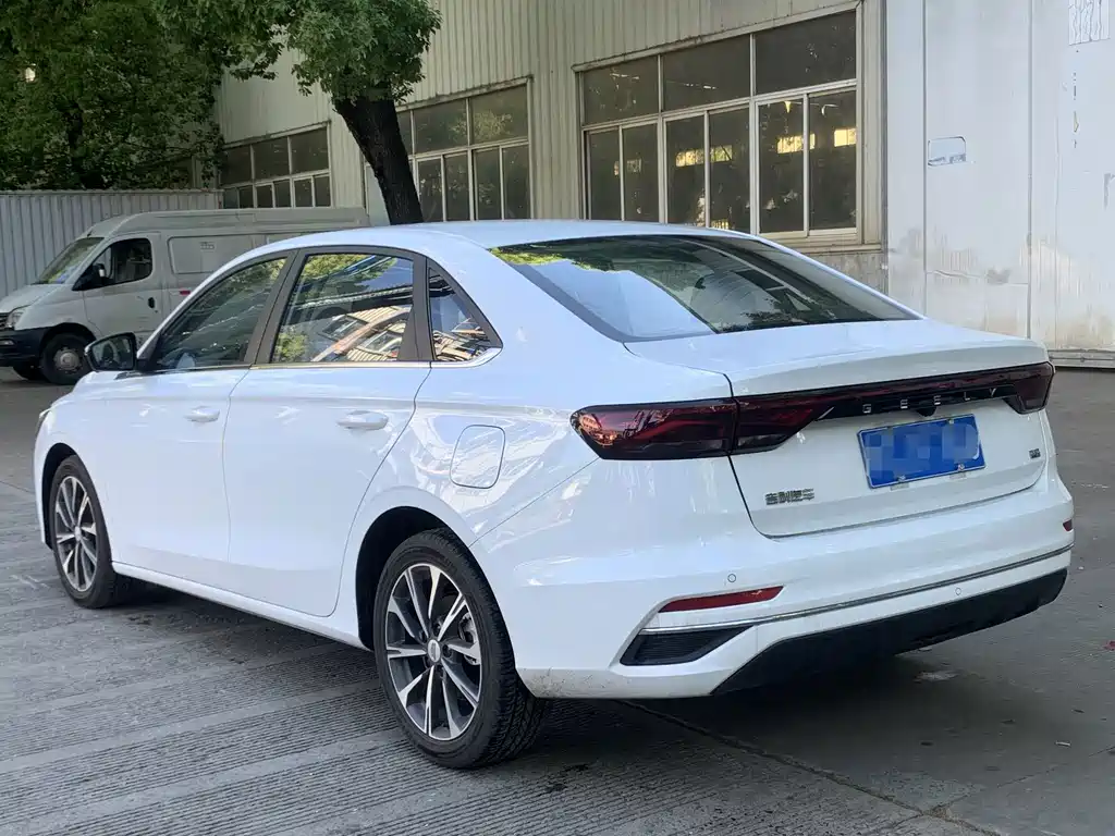 Geely Emgrand 2025 — фото 14
