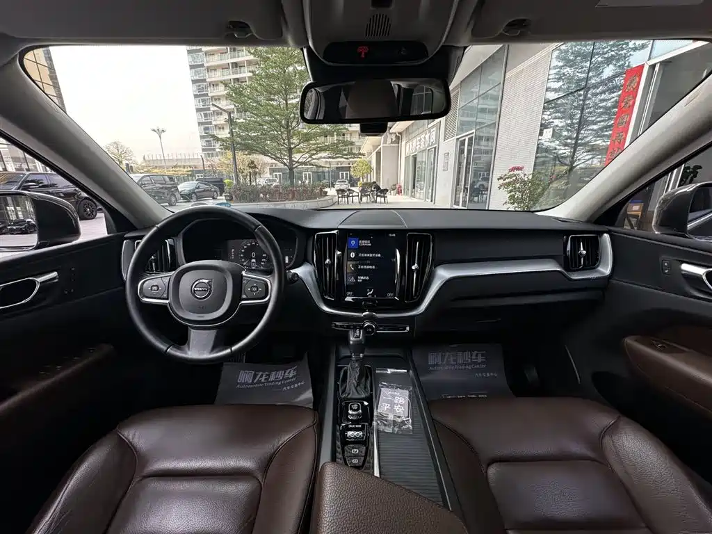 Volvo XC60 2020 — фото 15