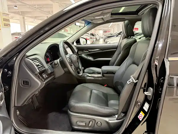 Toyota Crown 2015