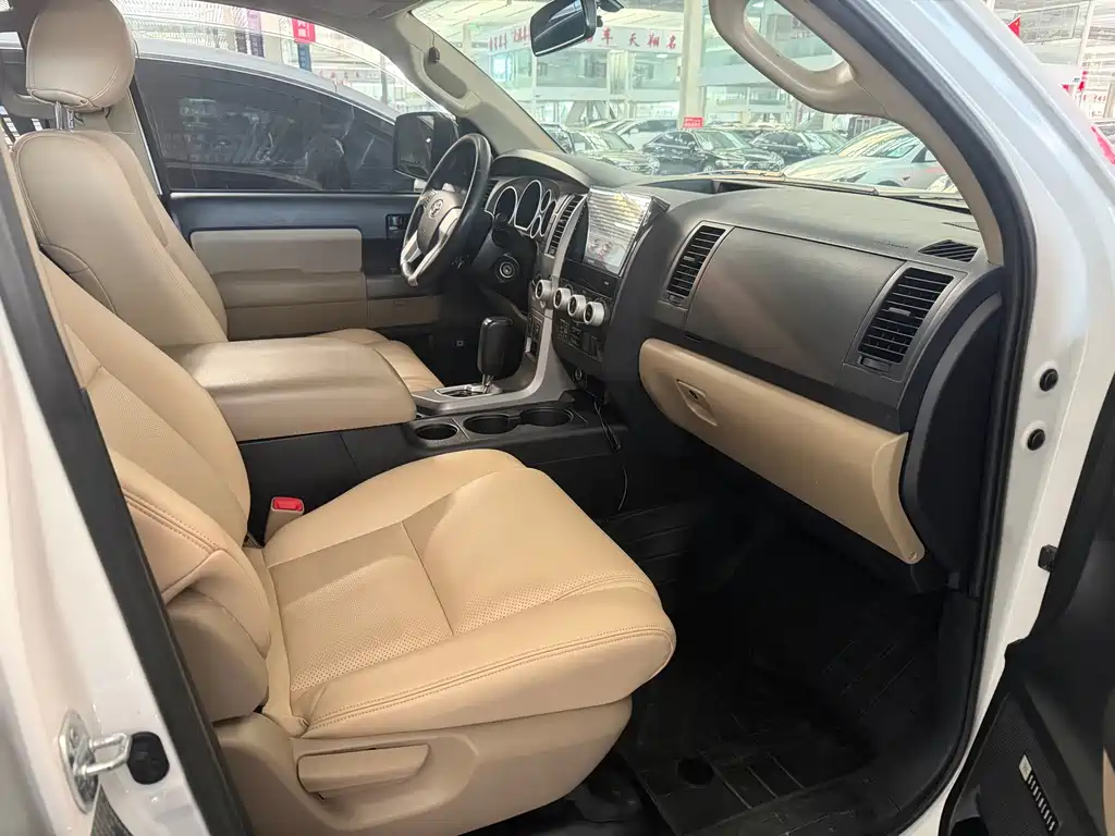Toyota Sequoia 2015 — фото 10