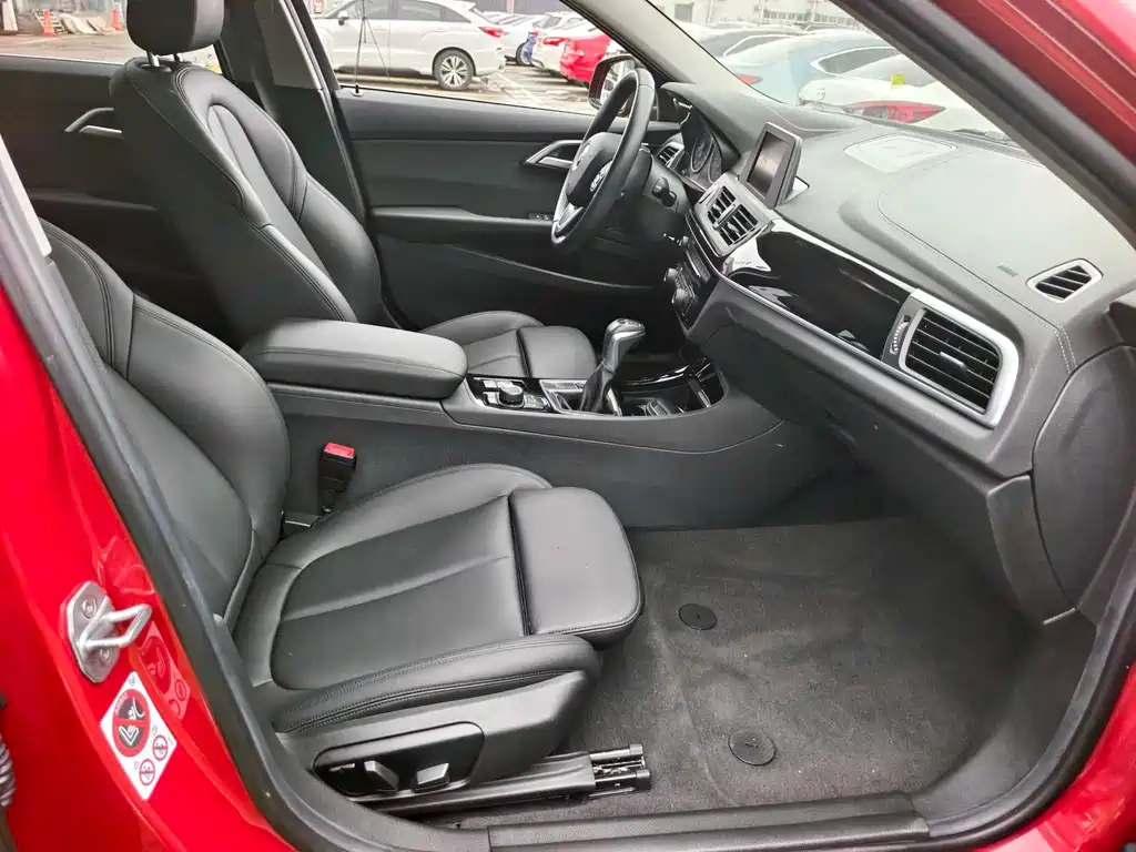 BMW 1 Series 2017 — фото 16