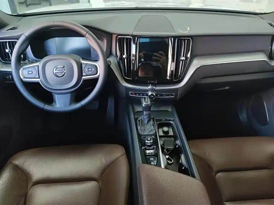Volvo XC60 2021 — фото 12