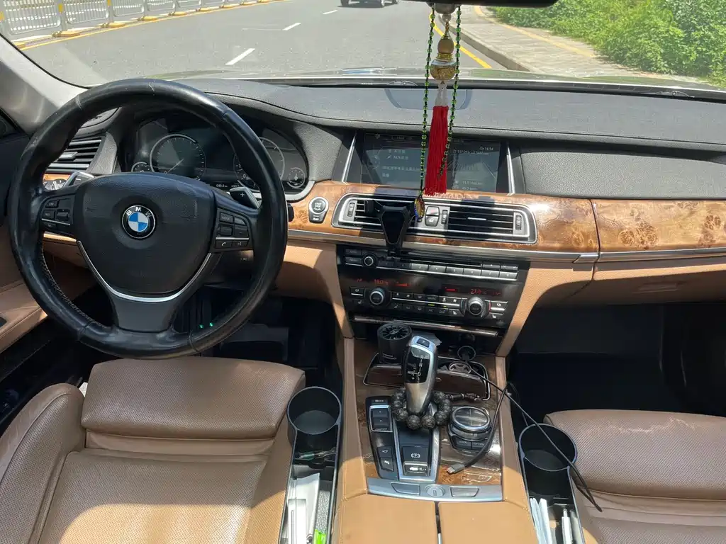 BMW 7 Series 2013 — фото 11