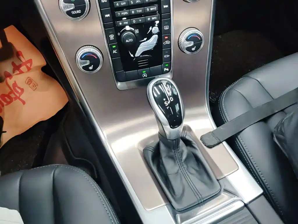 Volvo XC60 2015 — фото 14