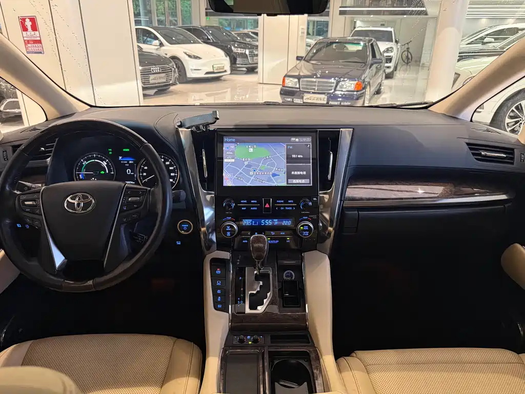 Toyota Alphard 2021 — фото 13