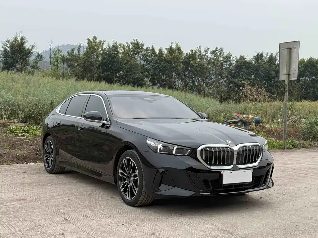 BMW 5 Series 2025 — фото 20