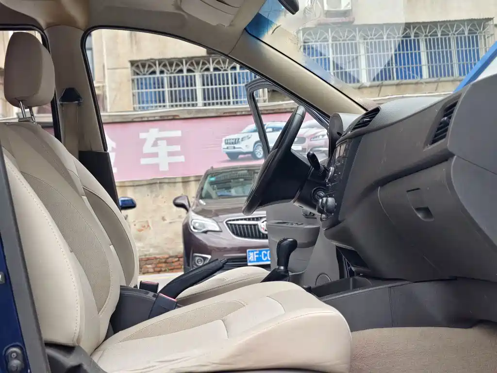Wuling Hongguang 2015 — фото 13