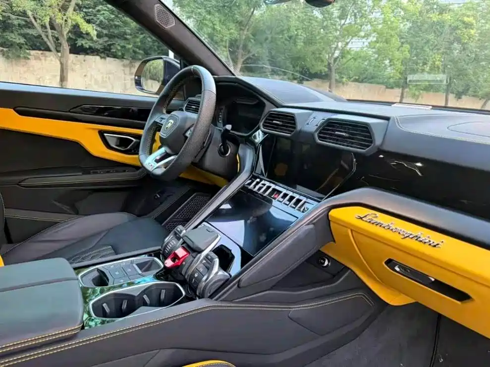Lamborghini Urus 2025 — фото 10