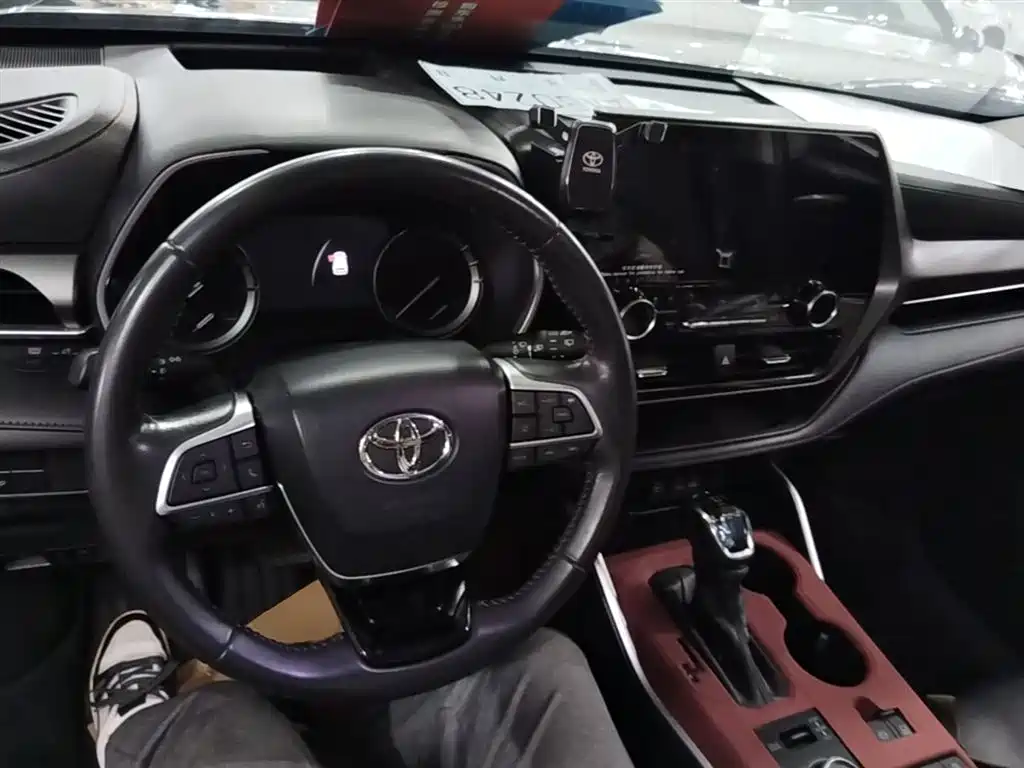 Toyota Highlander 2023 — фото 10