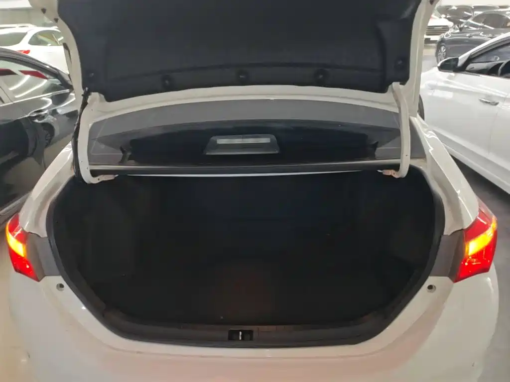 Toyota Corolla 2018 — фото 19