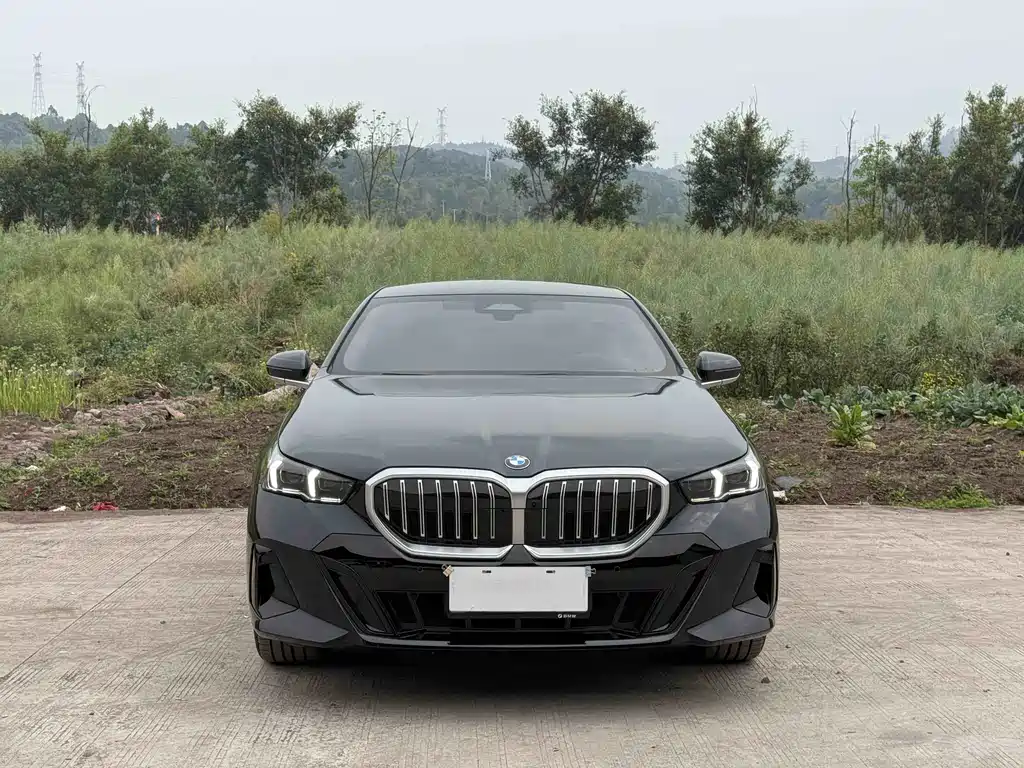 BMW 5 Series 2025 — фото 19
