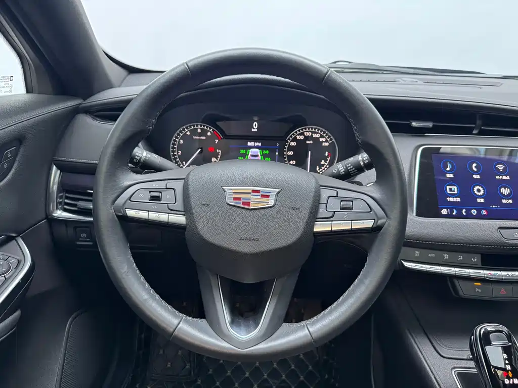 Cadillac XT4 2022 — фото 11