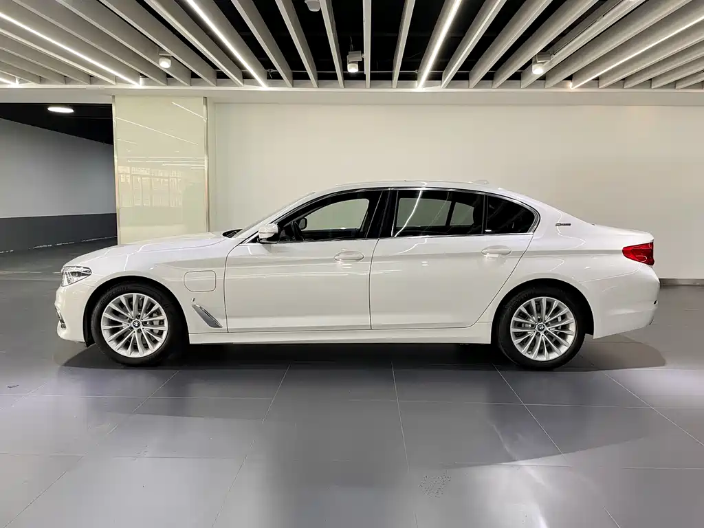 BMW 5 Series New Energy 2019 — фото 7