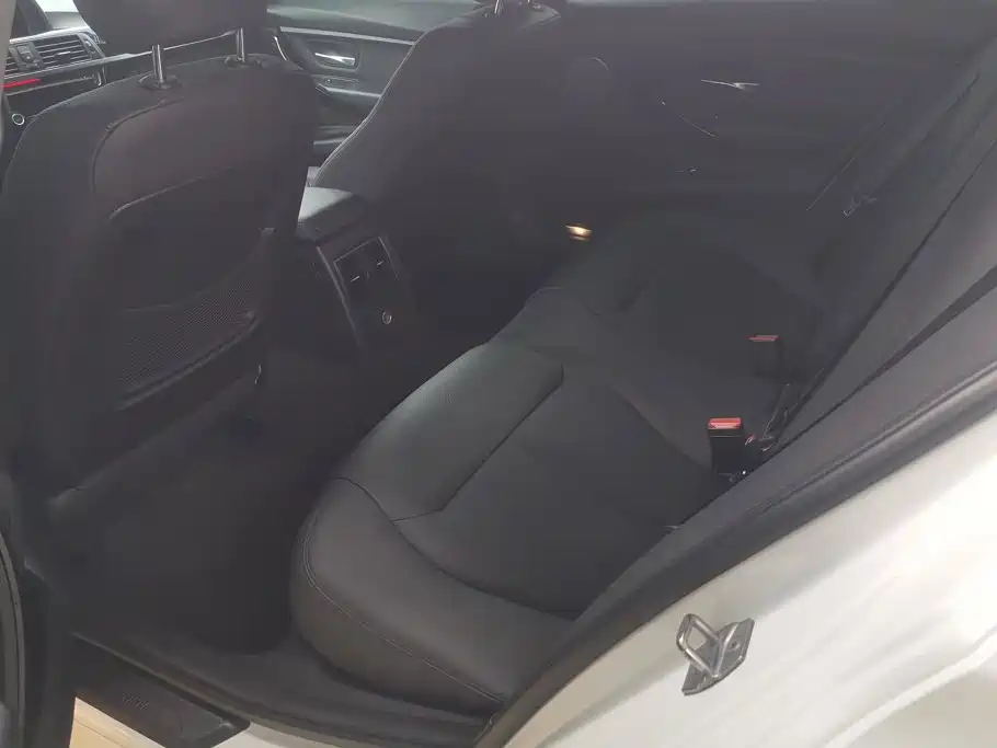 BMW 3 Series 2017 — фото 11
