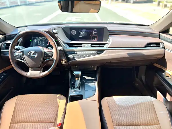 Lexus ES 2021