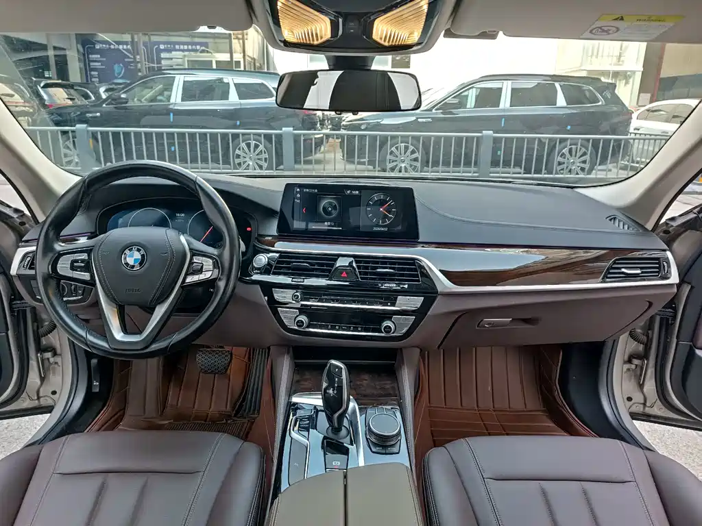 BMW 5 Series 2019 — фото 8