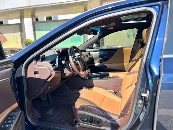 Lexus ES 2021