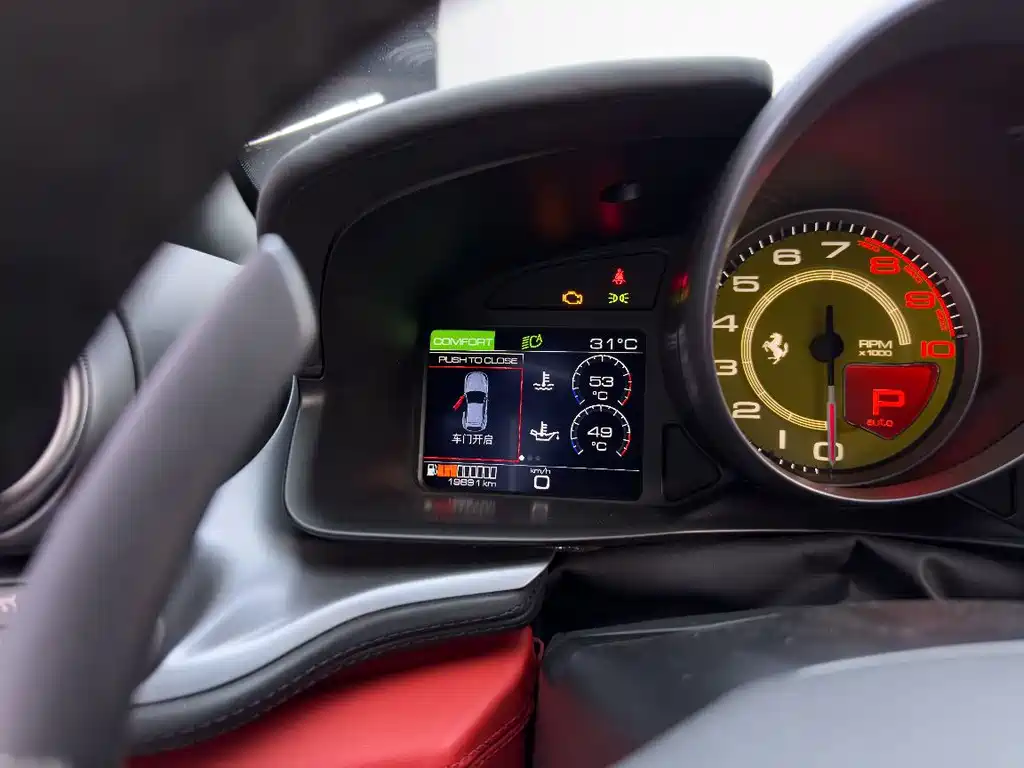 Ferrari GTC4Lusso 2019 — фото 18