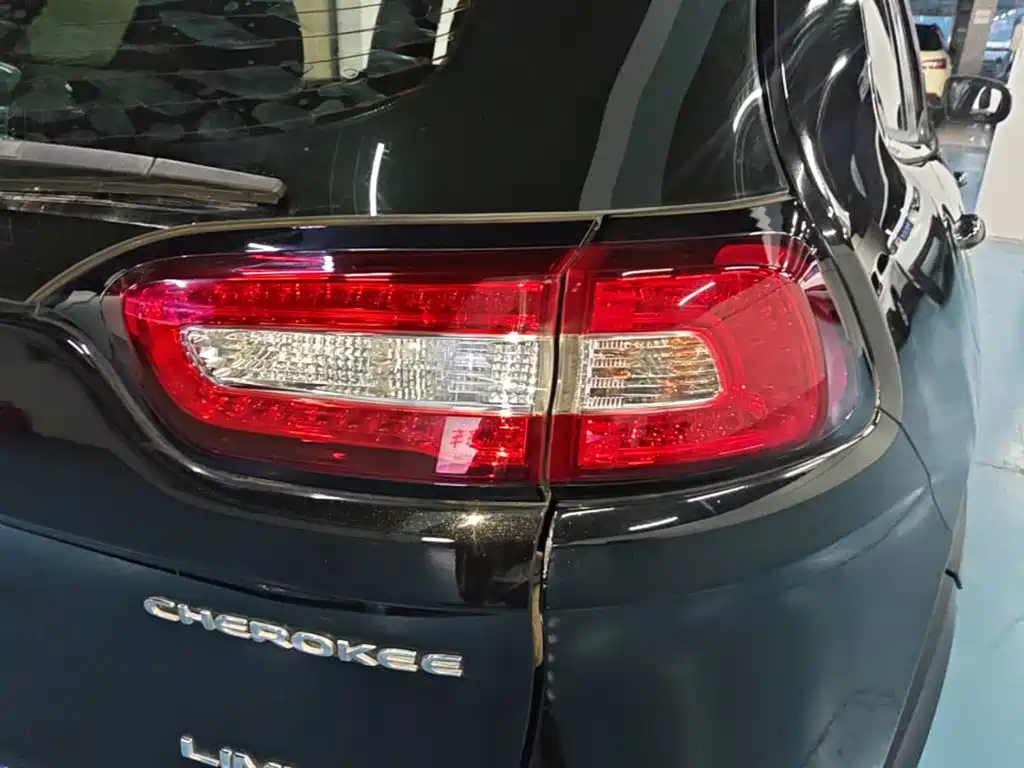 Jeep Cherokee 2018 — фото 24