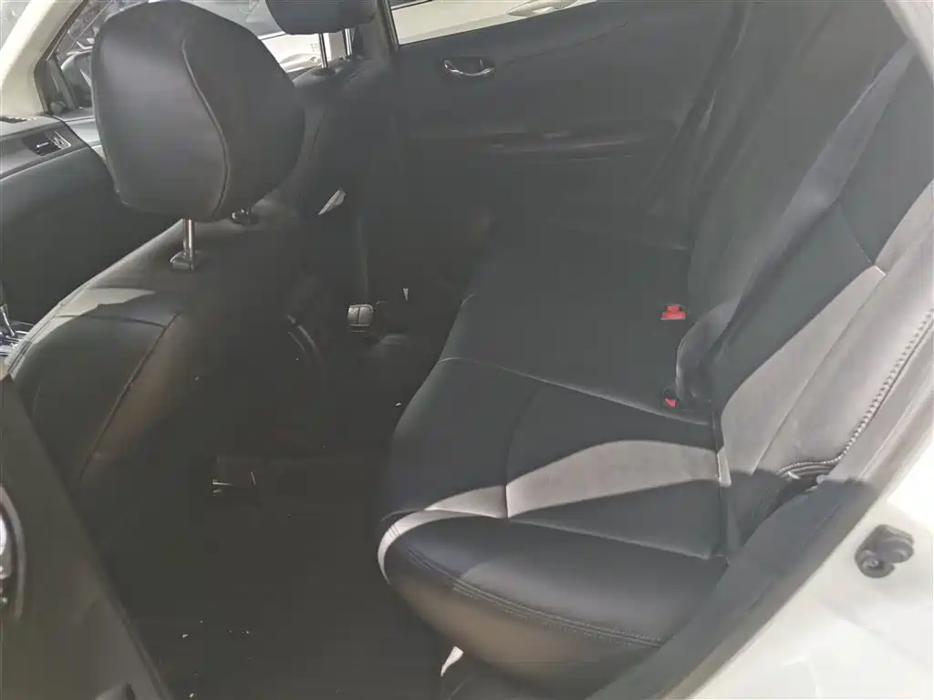Nissan Tiida 2015 — фото 19