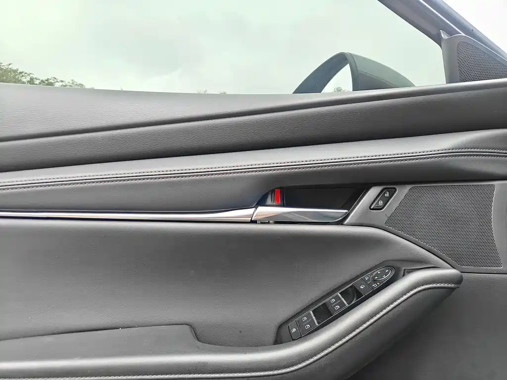 Mazda 3 Axela 2022 — фото 10