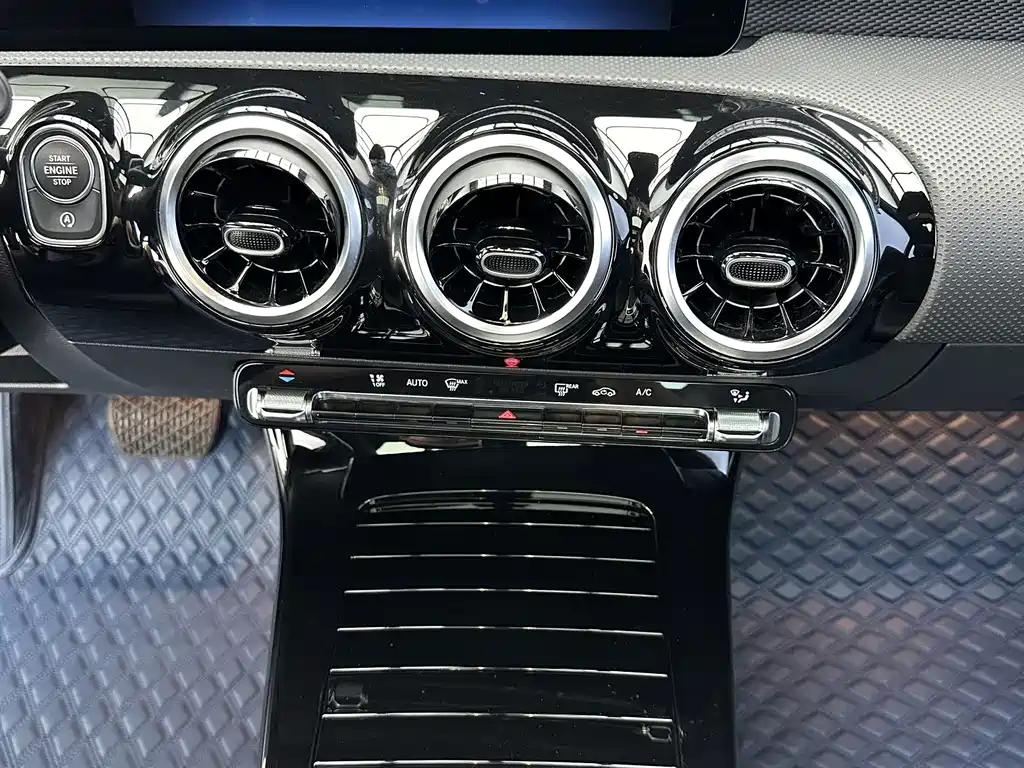 Mercedes-Benz A-Class 2024 — фото 14