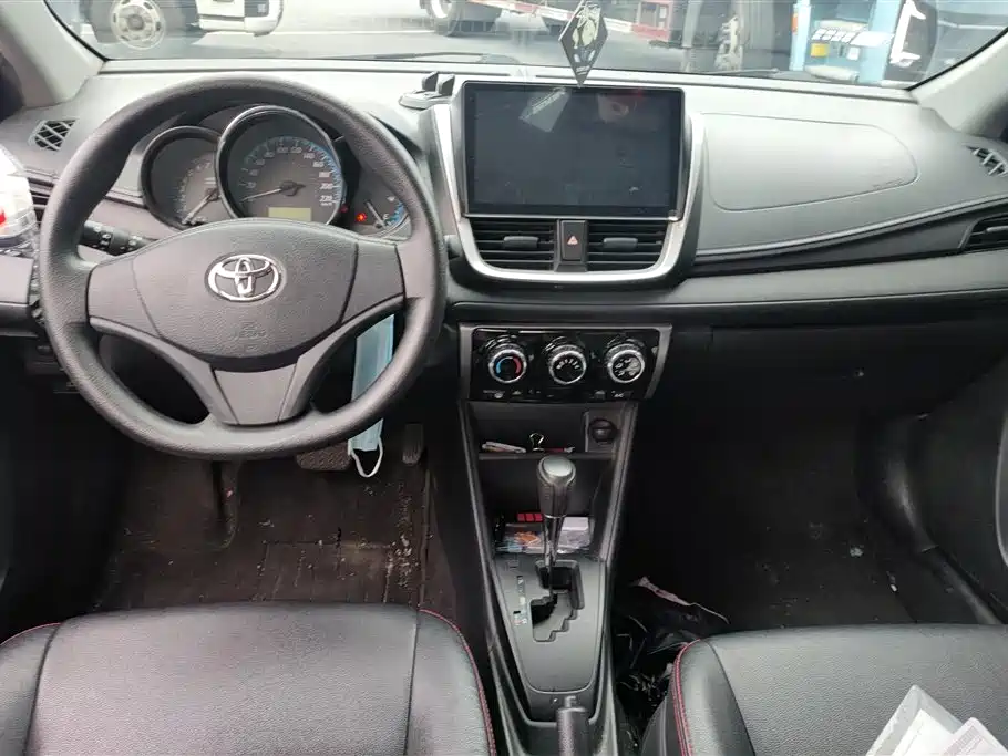 Toyota Yaris L 2018 — фото 12