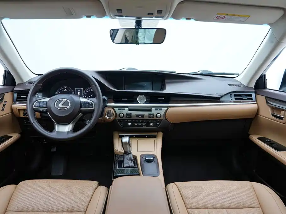 Lexus ES 2017 — фото 11