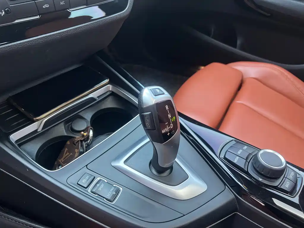 BMW 1 Series 2019 — фото 10