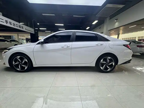 Hyundai Elantra 2022