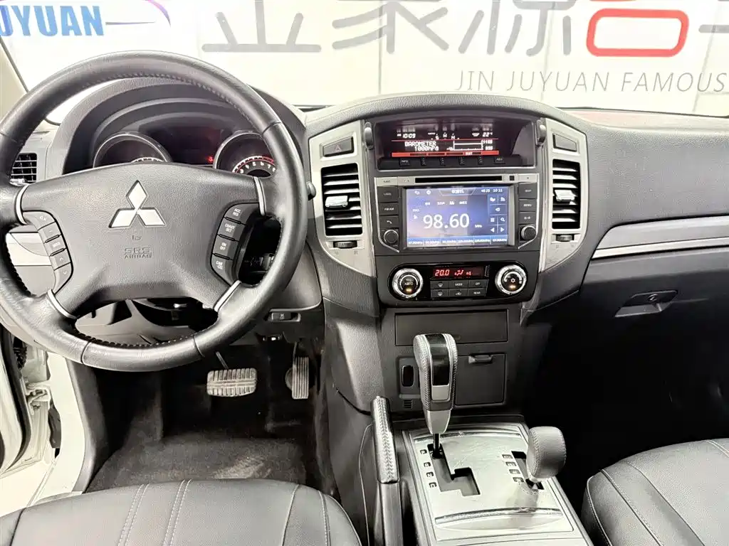 Mitsubishi Pajero 2016 — фото 12