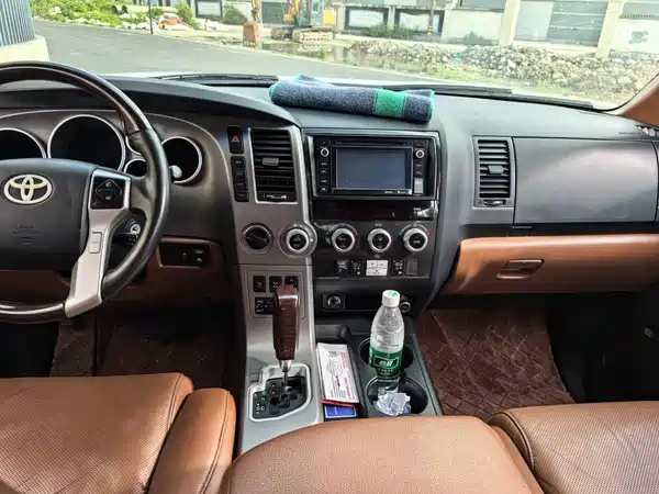 Toyota Sequoia 2010