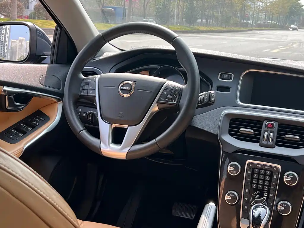 Volvo V40 2018 — фото 10