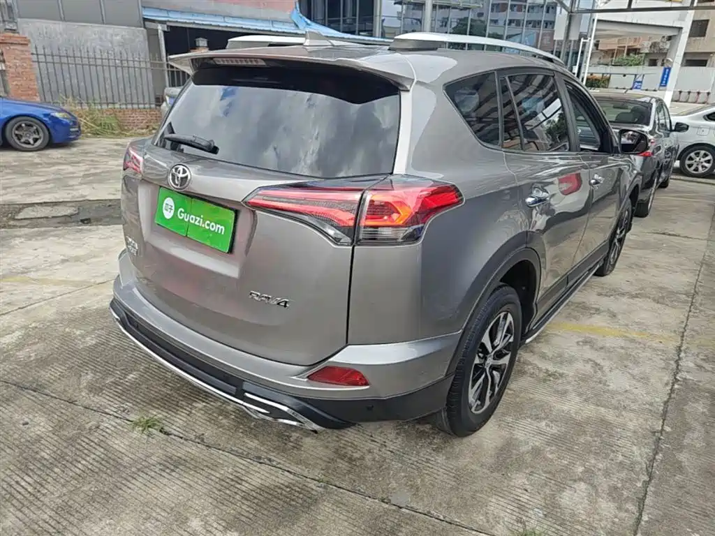 Toyota RAV4 2019 — фото 7