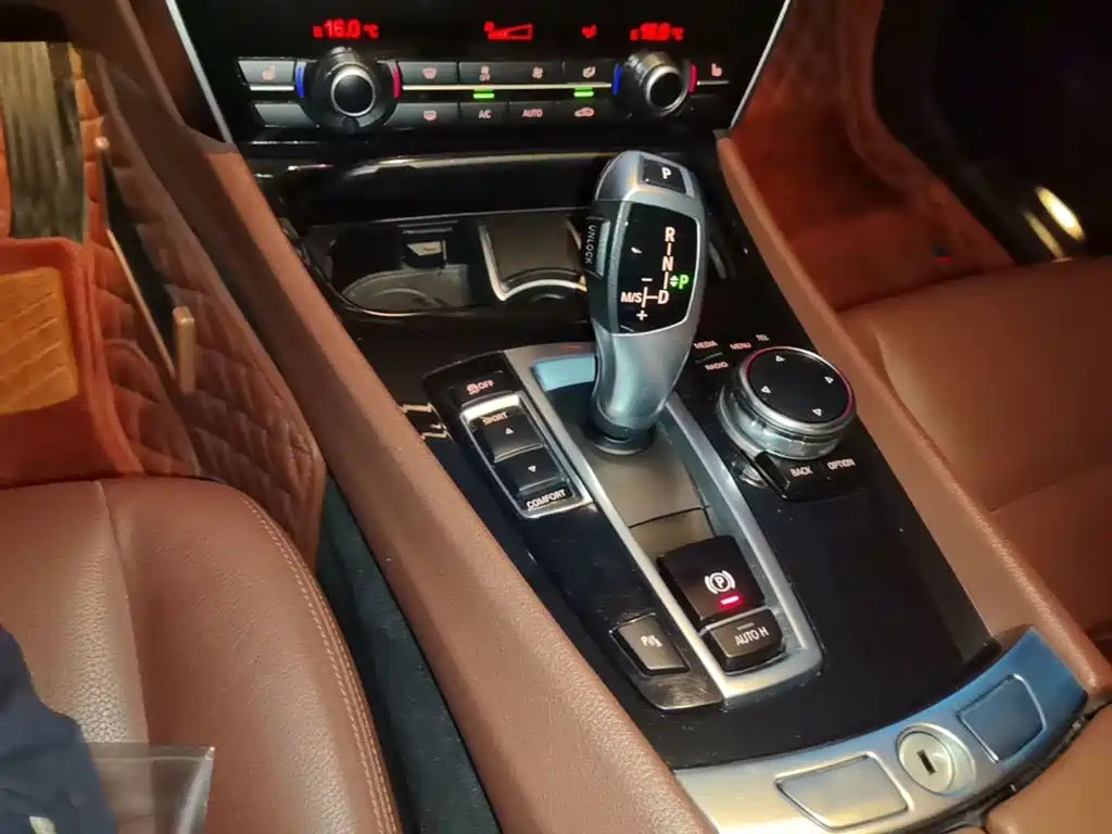 BMW 5 Series GT 2016 — фото 14