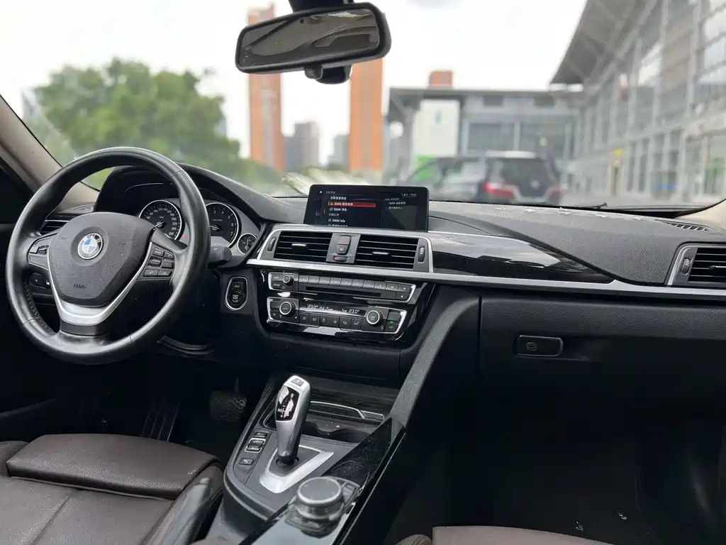 BMW 3 Series 2019 — фото 13