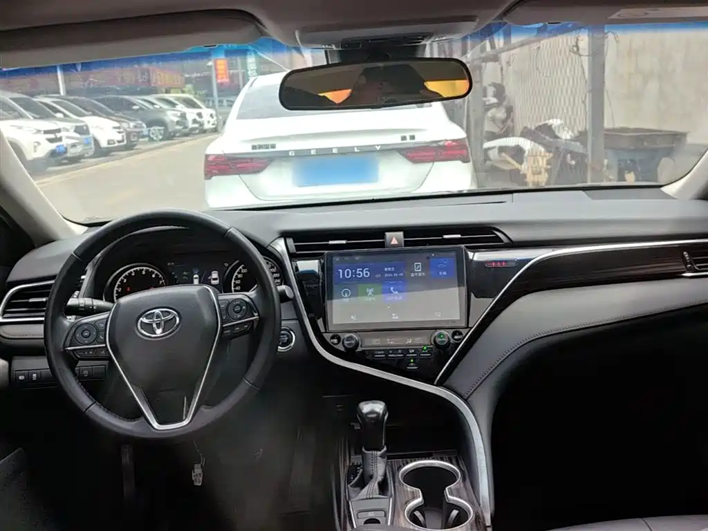 Toyota Camry 2018 — фото 10