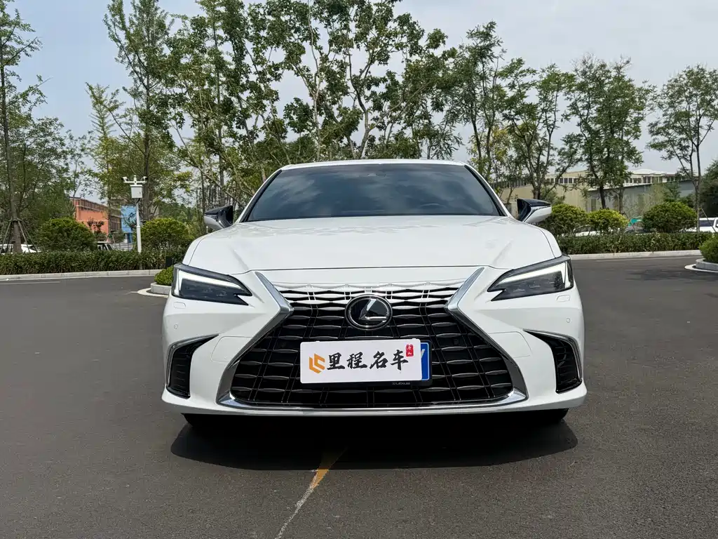 Lexus ES 2026