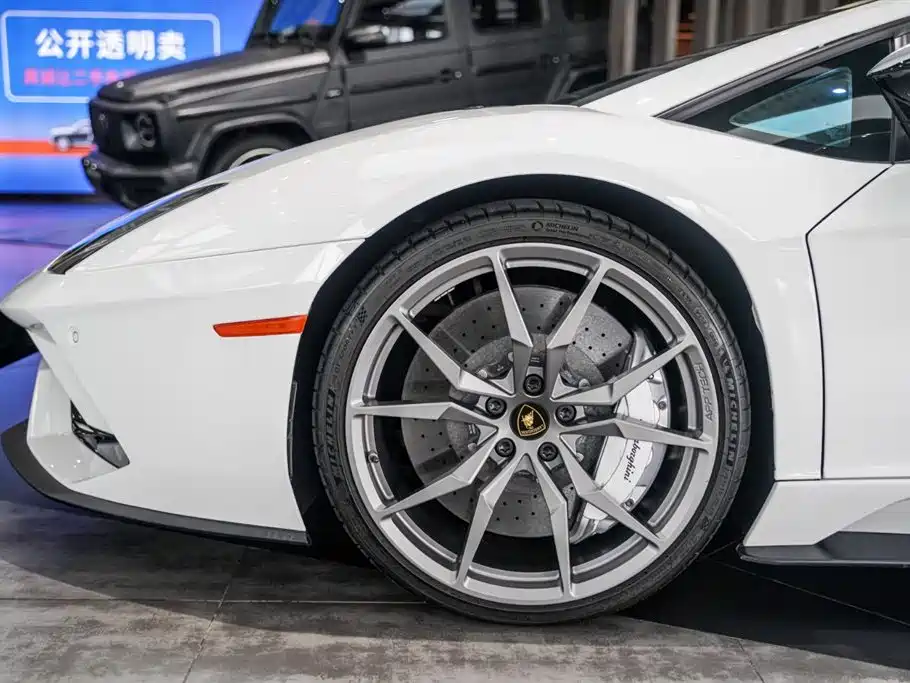 Lamborghini Aventador 2019 — фото 15