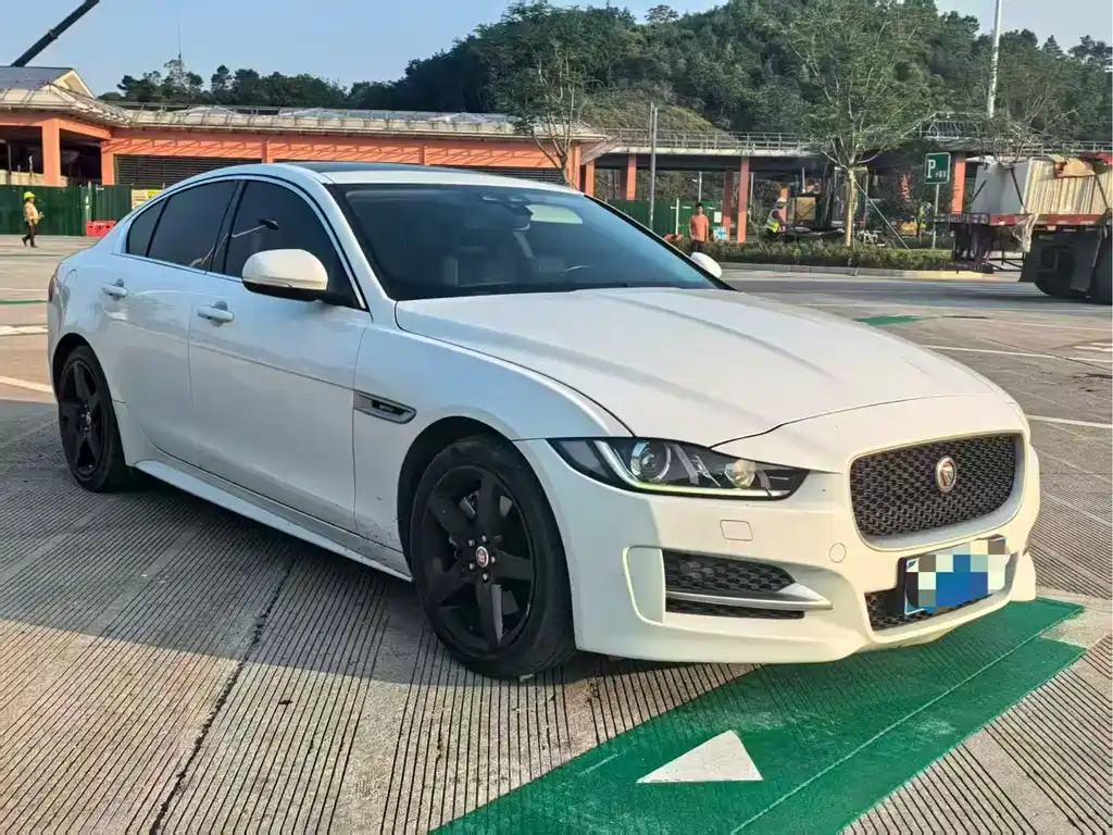 Jaguar XE 2017 — фото 3