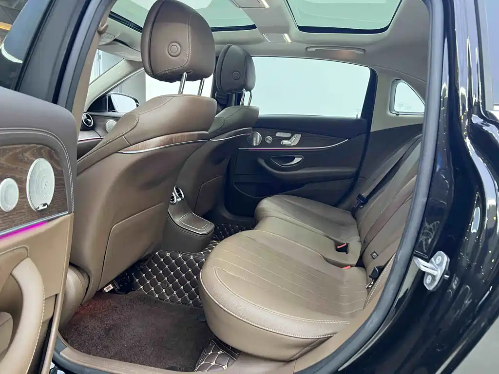 Mercedes-Benz E-Class 2023 — фото 10