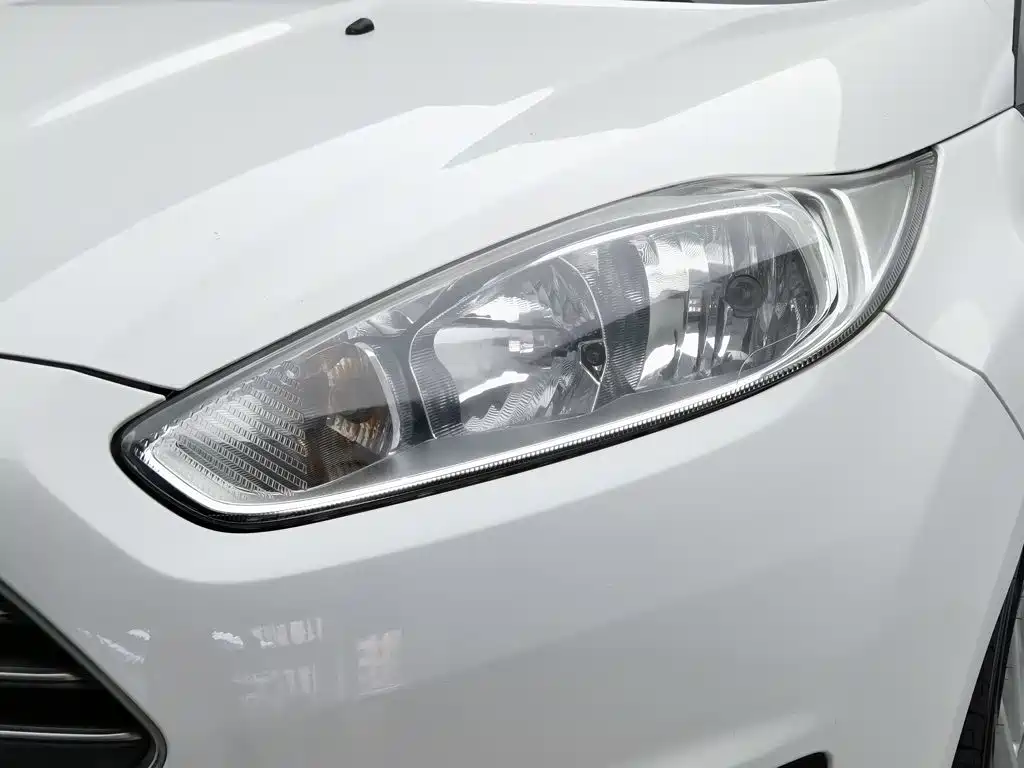 Ford Fiesta 2015 — фото 7