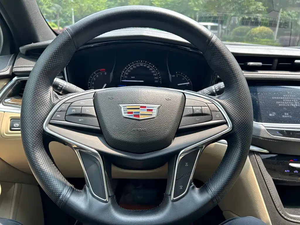 Cadillac XT5 2017 — фото 13