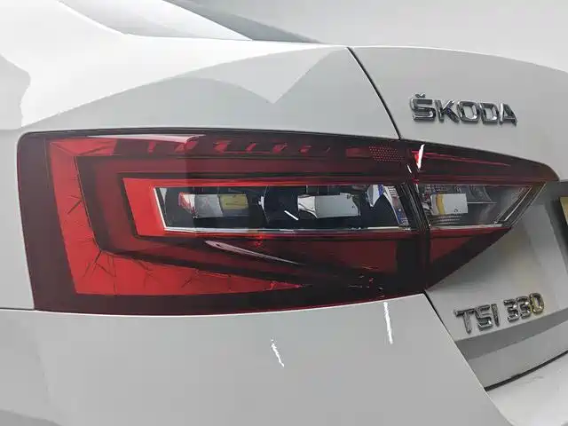 Skoda Superb 2018 — фото 10