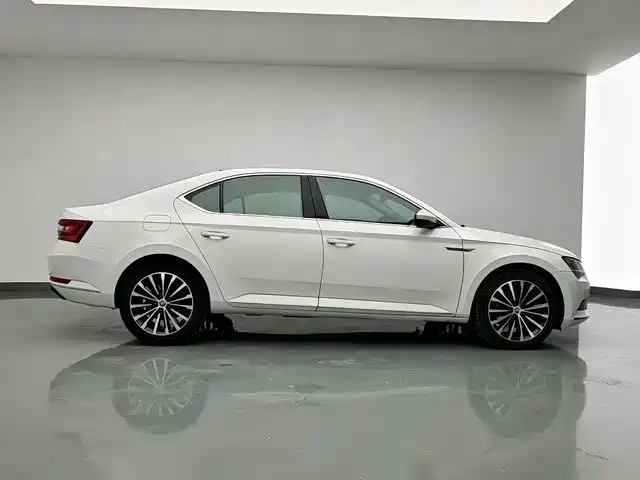 Skoda Superb 2018 — фото 12