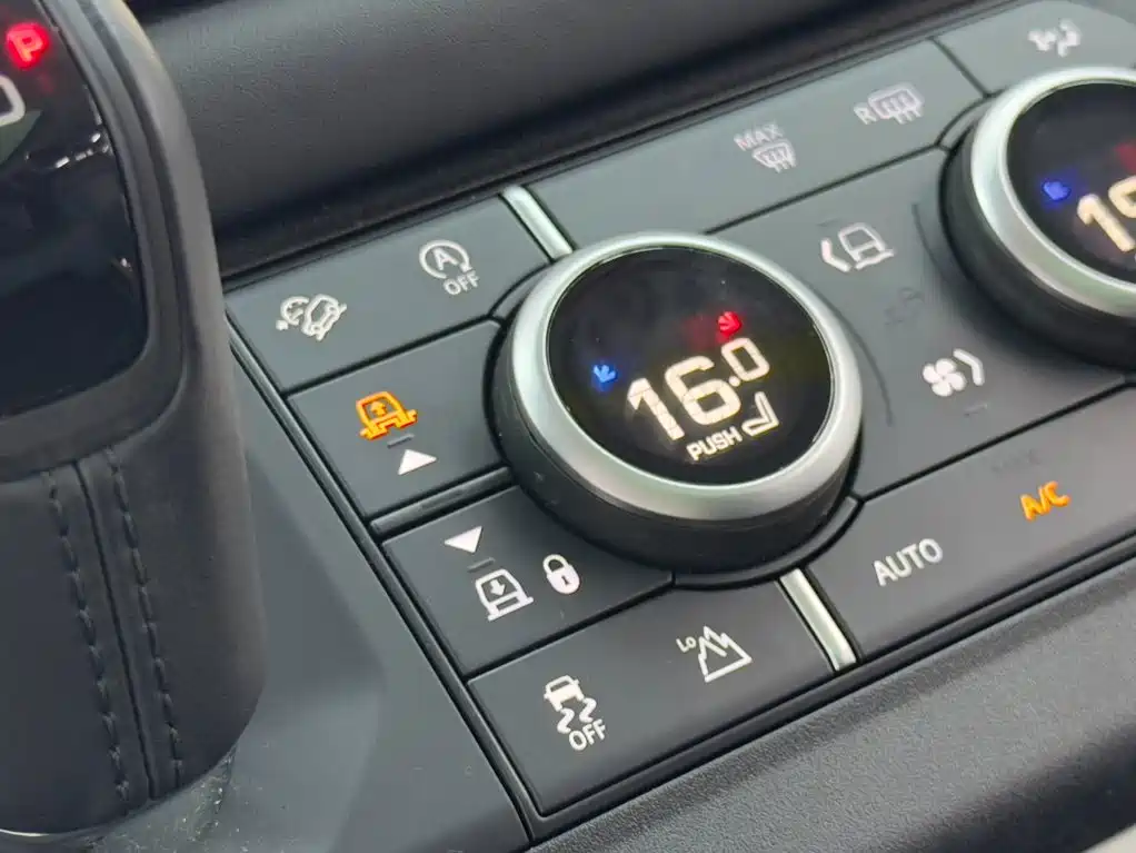 Land Rover Defender 2022 — фото 15
